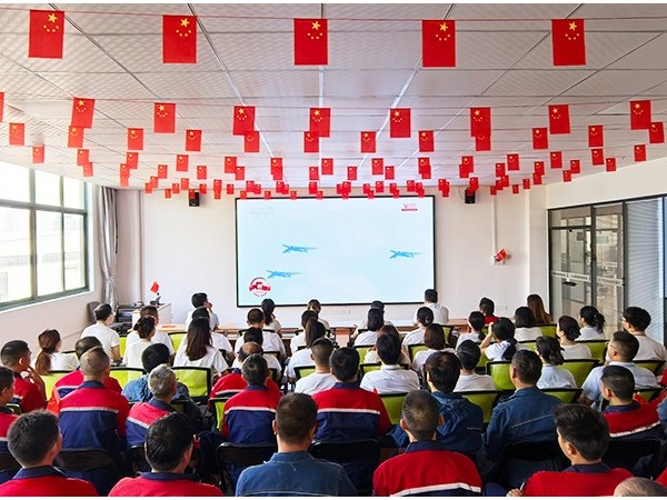 铭记历史珍爱和平，砥砺奋进开创未来！深夜激情网机械集体观看胜利日纪念大会